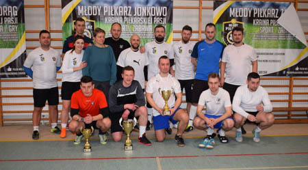 Zwycięska drużyna turnieju prezentuje zdobyty puchar
