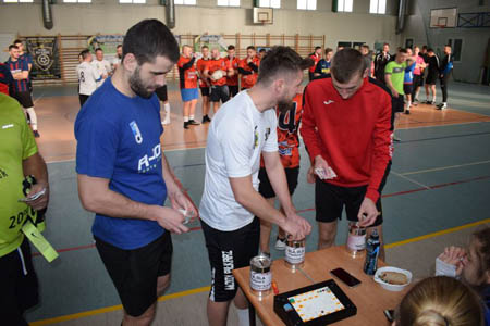 Uczestnicy wrzucają pieniądze do puszek kwestarskich