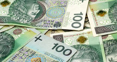 Rozrzucone banknoty stuzłotowe.