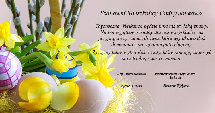 Kartka z życzeniami o treści przedstawionej powyżej. W tle z lewej strony jajka, żonkile i bazie