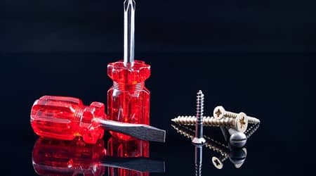 Wkrętaki i wkręty leżące na szklanym blacie