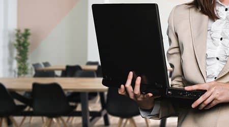 Autor zdjęcia: Gerd Altmann z Pixabay Kobieta trzymająca laptop. W tle sala konferencyjna.