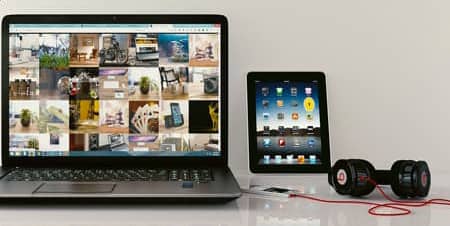 Komputer, tablet i słuchawki leżące na biurku
