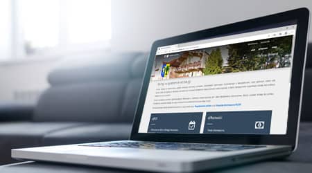 Otwarty laptop z wyświetloną na ekranie stroną Cyfrowego Urzędu