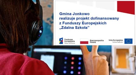 Osoba przy komputerze ze słuchawkami na uszach. Baner projektu w prawym, górnym narożniku.