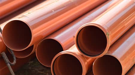 Rury kanalizacyjne ułożone na stosie