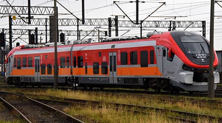 Zdjęcie przedstawiające szynobus na torowisku.