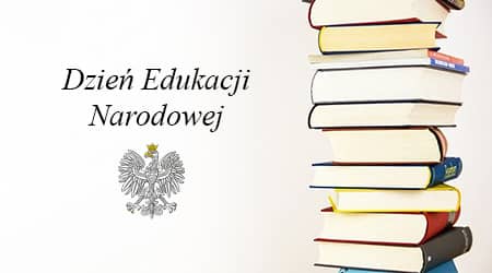 Źródło grafiki: Pixabay. Grafika z książkami ustawionymi w stosie z prawej strony. Z lewej napis: dzień edukacji narodowej i godło Polski.