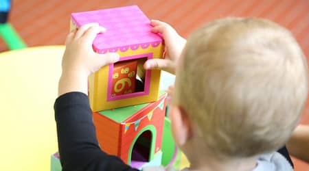 Zdjęcie dziecka bawiącego się klockami.