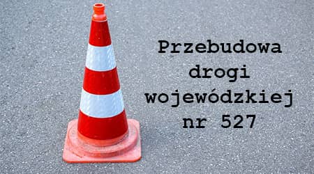 Zdjęcie pachołka drogowego, stojącego na asfalcie. Napis: przebudowa drogi wojewódzkiej.