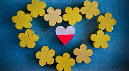 Mozaika: serce z kwiatów w barwach Ukrainy, w środku serce w barwach Polski