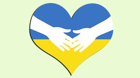 Grafika z sercem w barwach Ukrainy oraz dwie dłonie wyciągnięte w geście pomocy.
