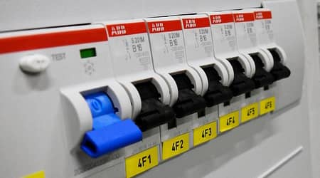 Zdjęcie rozdzielnicy elektrycznej z bezpiecznikami.
