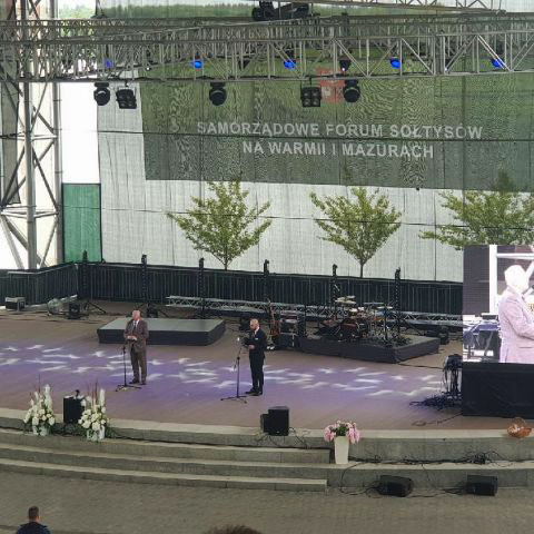 Zdjęcie sceny podczas przemówienia marszałka województwa.