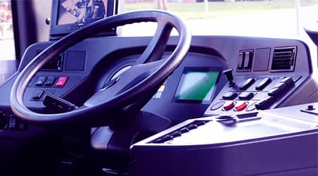 Autor zdjęcia: Angelika Graczyk z Pixabay Zdjęcie kokpitu kierowcy w autobusie.