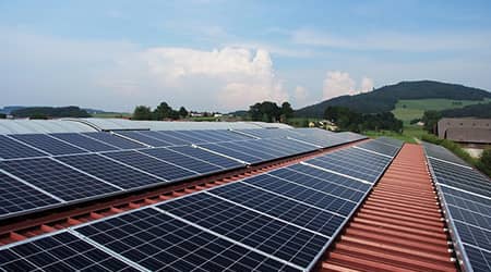 Zdjęcie paneli fotowoltaicznych na dachu.