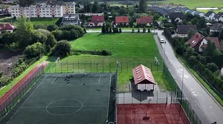 Źródło grafiki: GOK Jonkowo. Zdjęcie z lotu ptaka zespołu boisk oraz miejsca budowy nowego przedszkola.