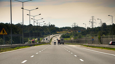 Zdjęcie przedstawiające pasy ruchu na autostradzie oraz wlot drogi jednokierunkowej.