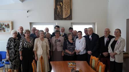 Zdjęcie zbiorowe wszystkich jubilatów w towarzystwie wójta, przewodniczącego Rady Gminy i pracownicy Urzędu Stanu Cywilnego.