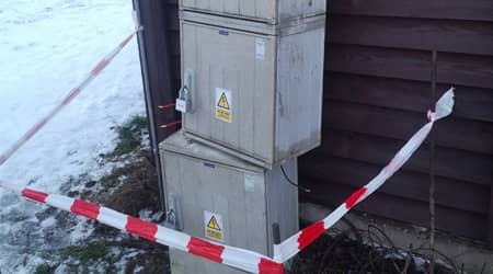 zdjęcie uszkodzonych skrzynek energetycznych otaśmowanych taśmą ostrzegawczą