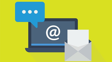 Grafika z laptopem, kopertą poczty elektronicznej.