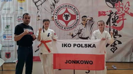 Dwie zawodniczki z trenerem.