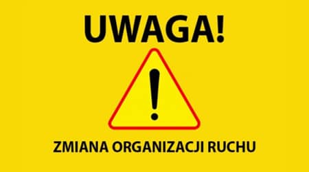 Znak ostrzegawczy. Napis zmiana organizacji ruchu.