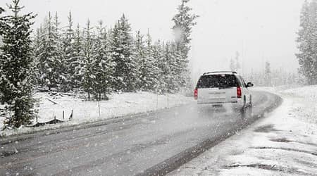 Jezdnia, samochód, opady śniegu, śnieżyca