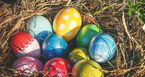 Koszyk wielkanocny z kolorowymi jajkami