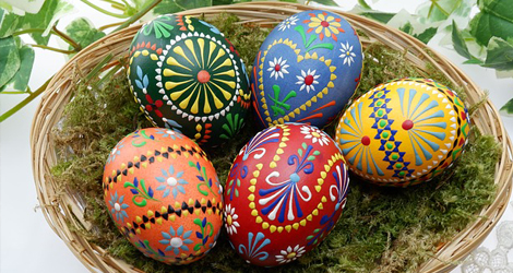 Wielkanocny koszyczek z pięcioma pisankami