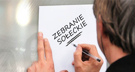 Źródło: pixels.com Osoba pisząca na karce informacje o treści: Zebranie wiejskie