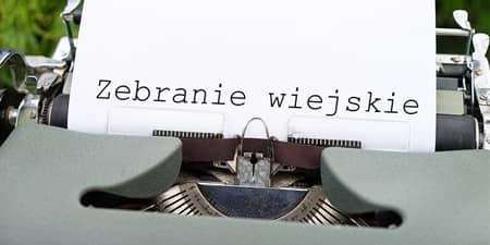 Źródło grafiki: Pixabay Maszyna do pisania z kartką i napisem zebranie wiejskie