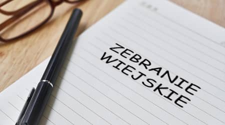 Źródło: Pixabay Okulary, długopis, kartka z napisem zebranie wiejskie